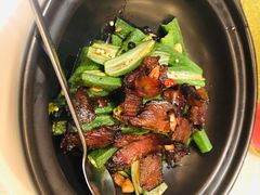秋葵炒黑猪肉-湖滨客舍·湖北菜