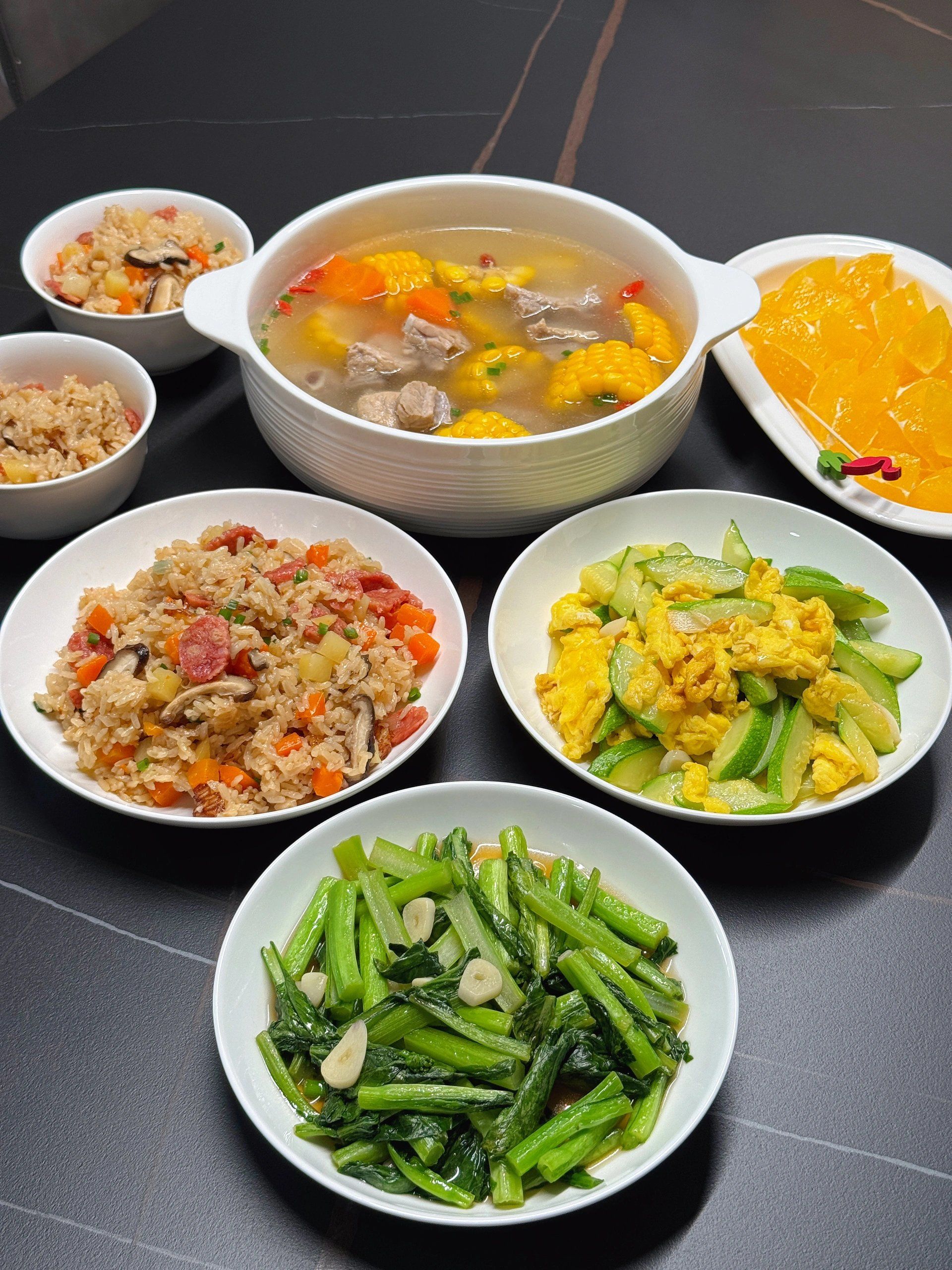 腊肠焖饭➕素炒青菜➕西葫芦炒鸡蛋➕果冻橙
2