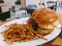 27&nbsp;牛肉汉堡-HELLO 27 意面·沙拉·帕尼尼