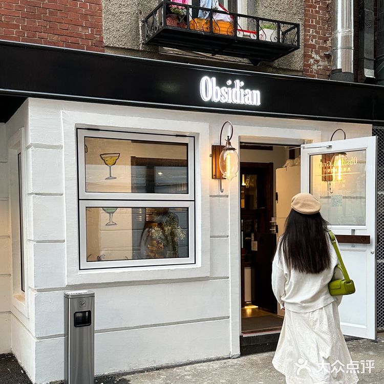 店比较长骑楼式的红砖外墙下面有散桌可以坐