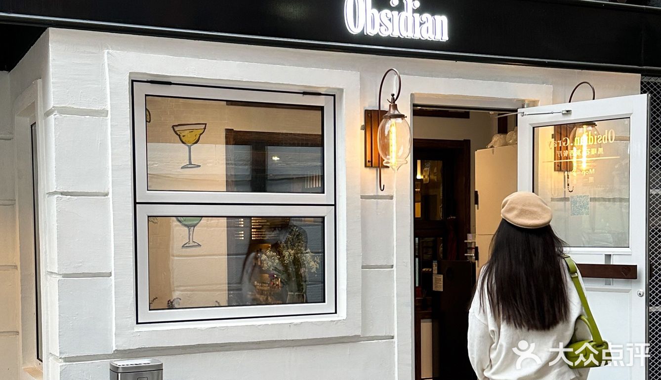 店比较长骑楼式的红砖外墙下面有散桌可以坐