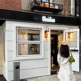 店比较长骑楼式的红砖外墙下面有散桌可以坐