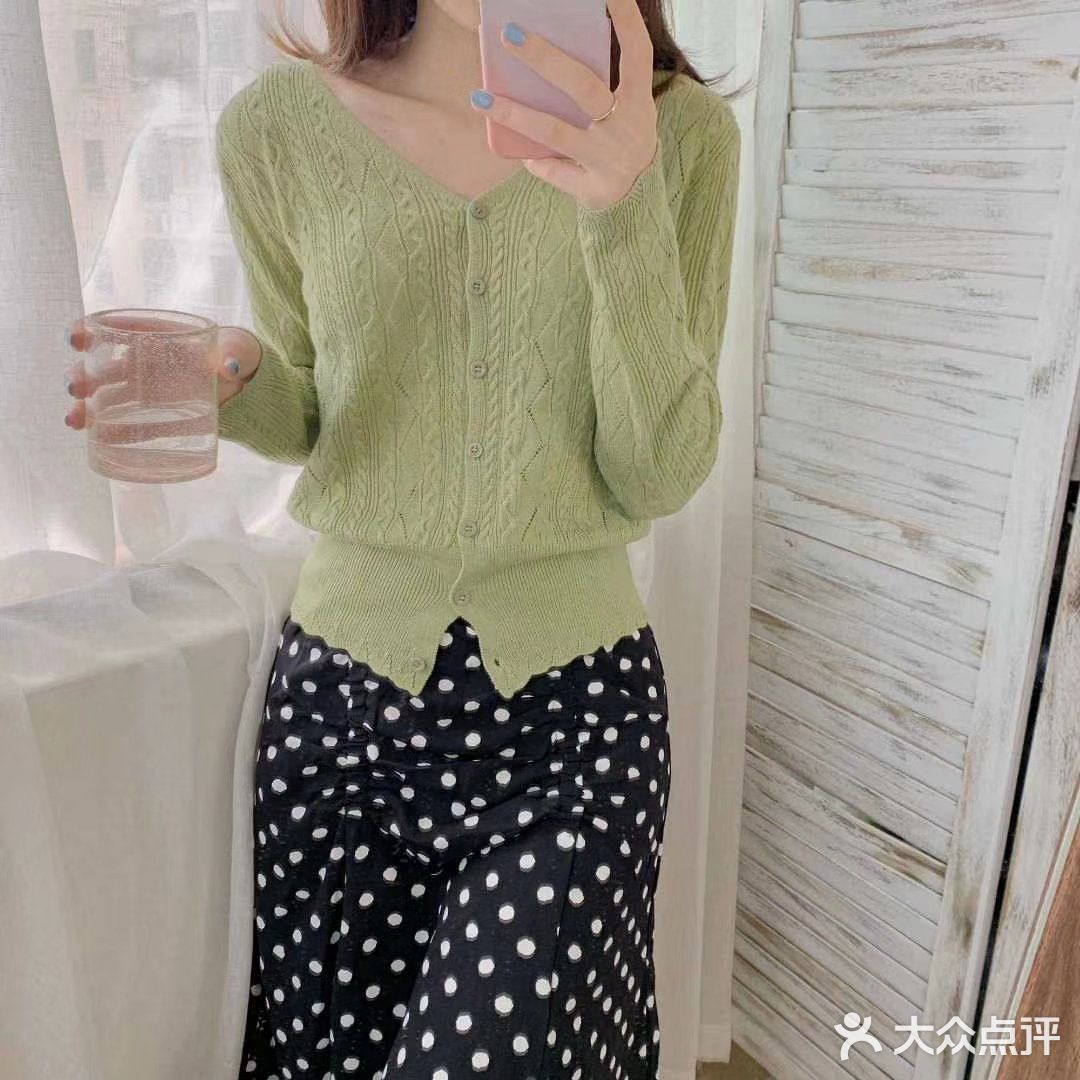 25℃左右的天气，穿一件开衫刚刚好