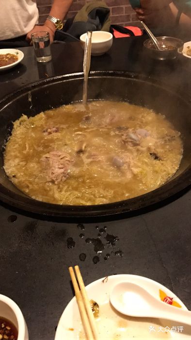 老马头铁锅炖江鱼酸菜图片