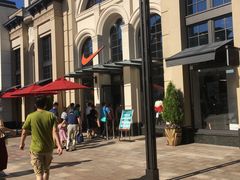 -奕欧来上海购物村停车场