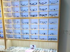 -天空之镜眼镜店蔡司依视路配镜授权零售店(望京颐堤港店)