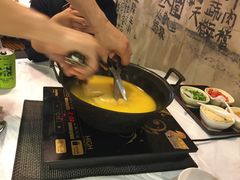 浓厚原只鸡煲花胶汤-鲜入围煮花胶鸡海鲜火锅