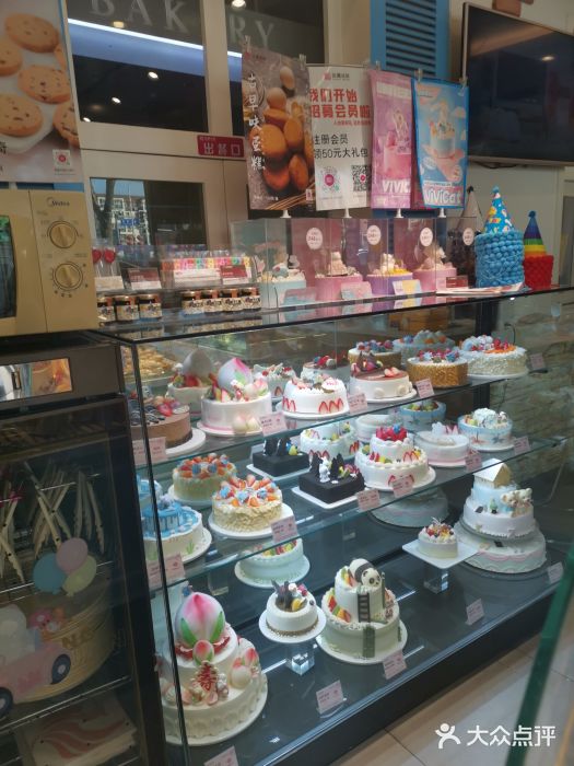 金凤成祥(旧宫二店)面包甜点陈列柜图片