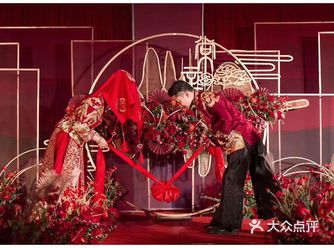 一拜天地；二拜高堂；三拜夫妻对拜。送入洞房，礼成