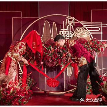 一拜天地；二拜高堂；三拜夫妻对拜。送入洞房，礼成
