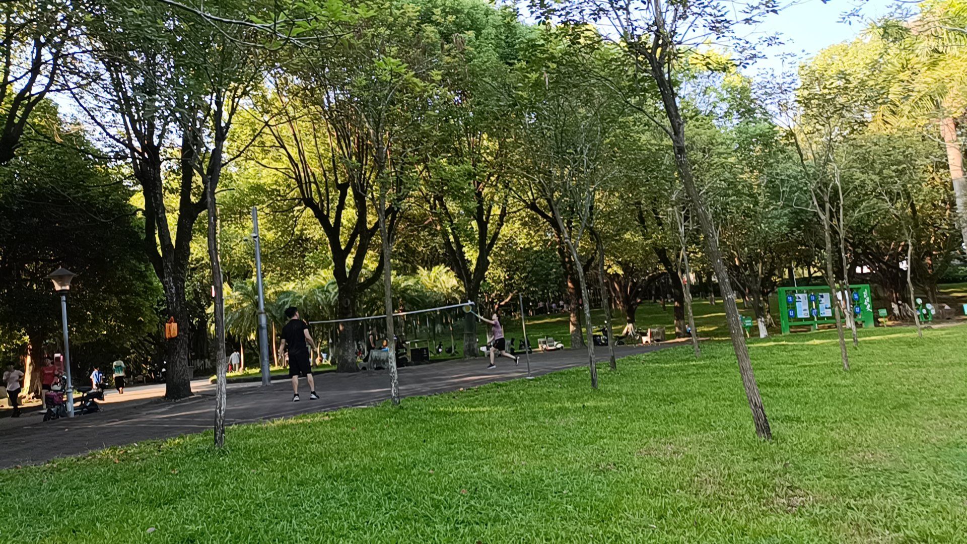 长湴公园在广州天河区,与华南植物园仅一墙之隔.