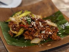 纽利香脆猪腩-Naughty Nuri’s Phuket