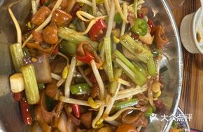 Dry Pot Bean Sprouts with Intestines