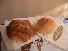 火腿芝士牛角包和吞拿鱼包-老佛爷饼店