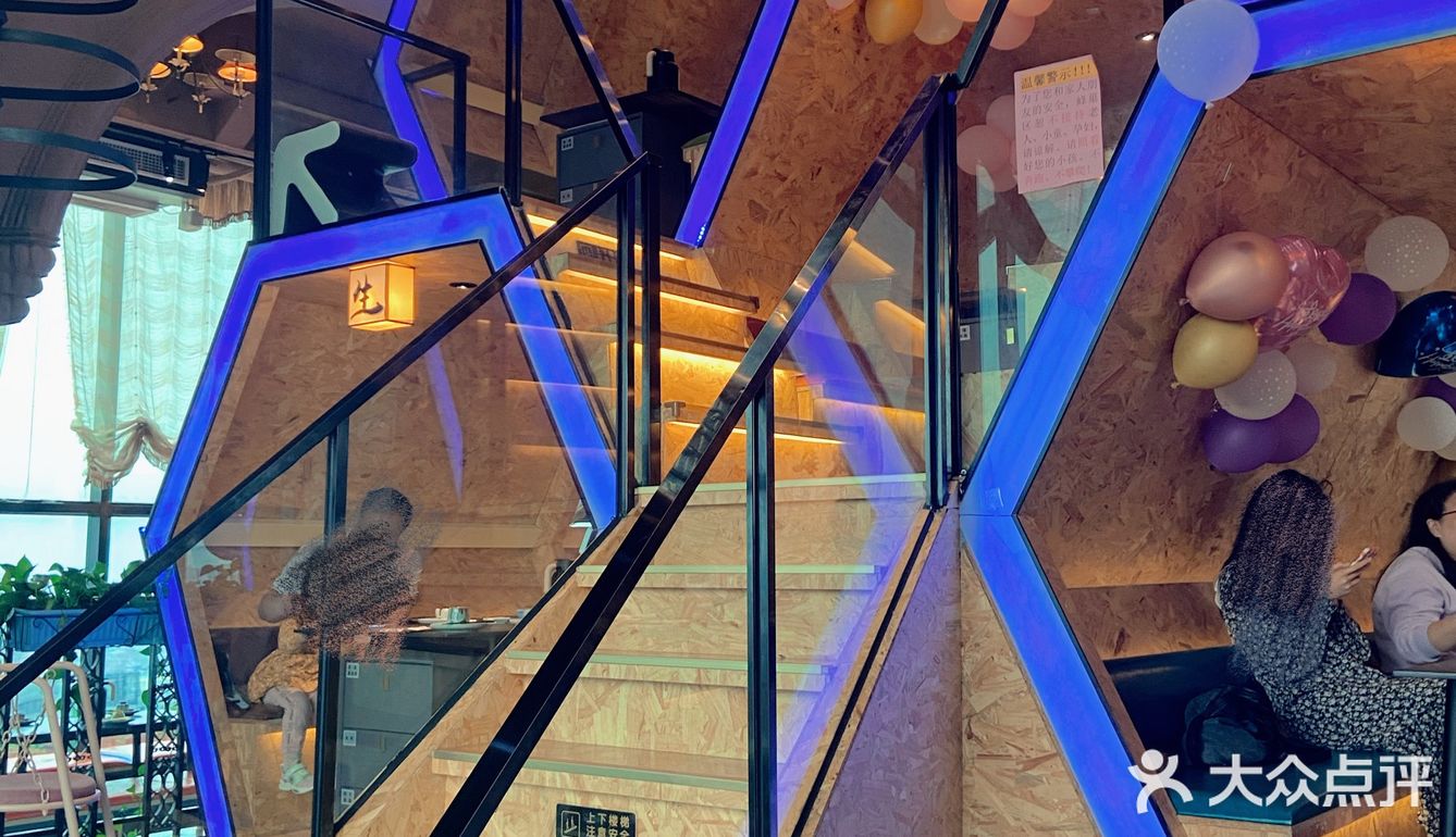 藏在东莞的一家最高蜂巢餐厅