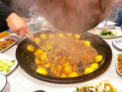 小鸡炖蘑菇-小火炕铁锅炖鱼