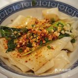 出地铁口就到了。我们去了中餐厅，吃了油泼面