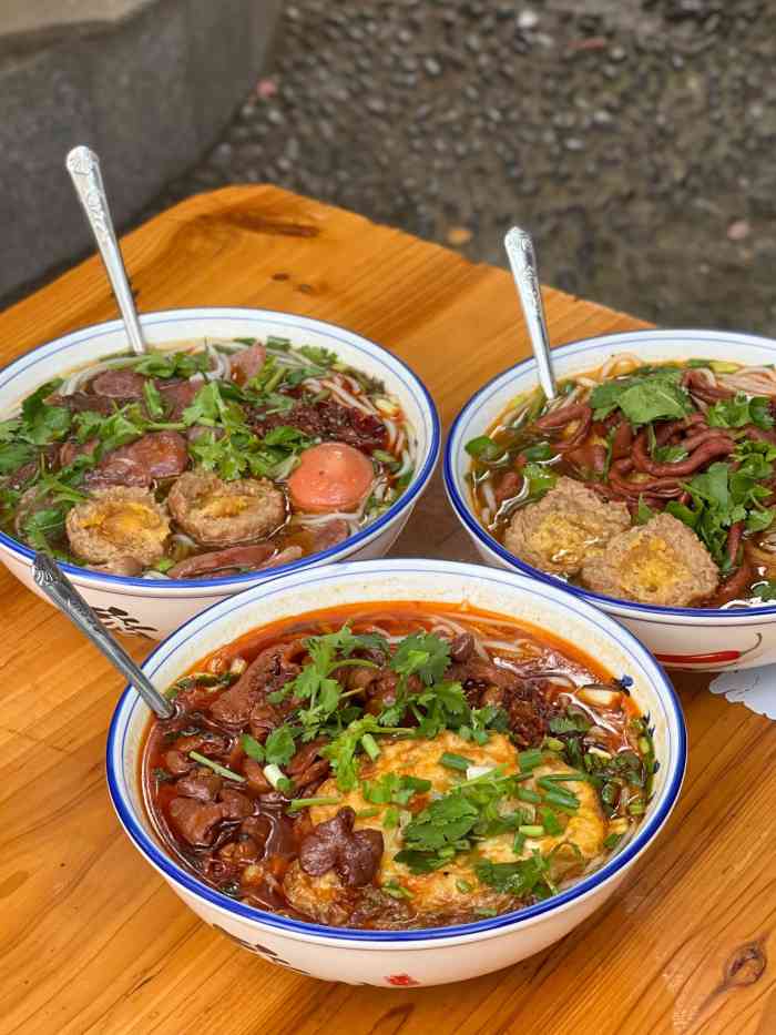 四季春粉面馆(洪都中大道店)-"一直很想吃四季春的狮子头粉,正好今天