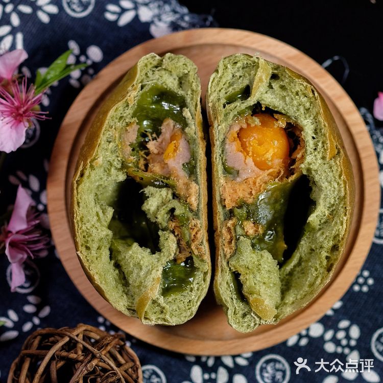 今年寒食节不吃青团啦 我吃喜茶青团包   喜茶青团包