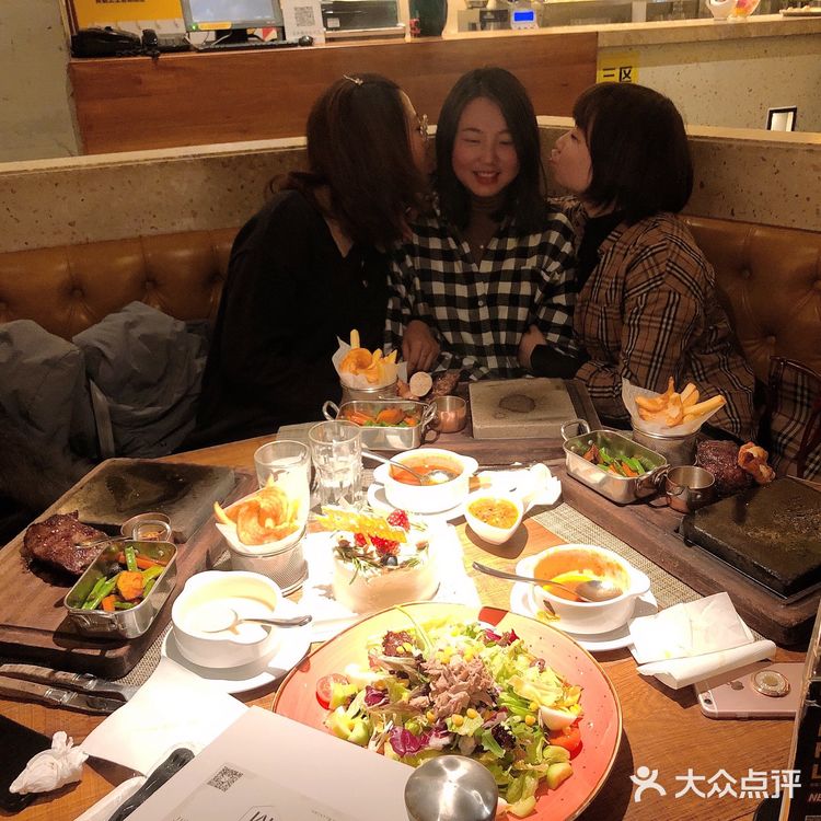 朋友过生日,我们到这里来聚餐,蛋糕店的是白房子家