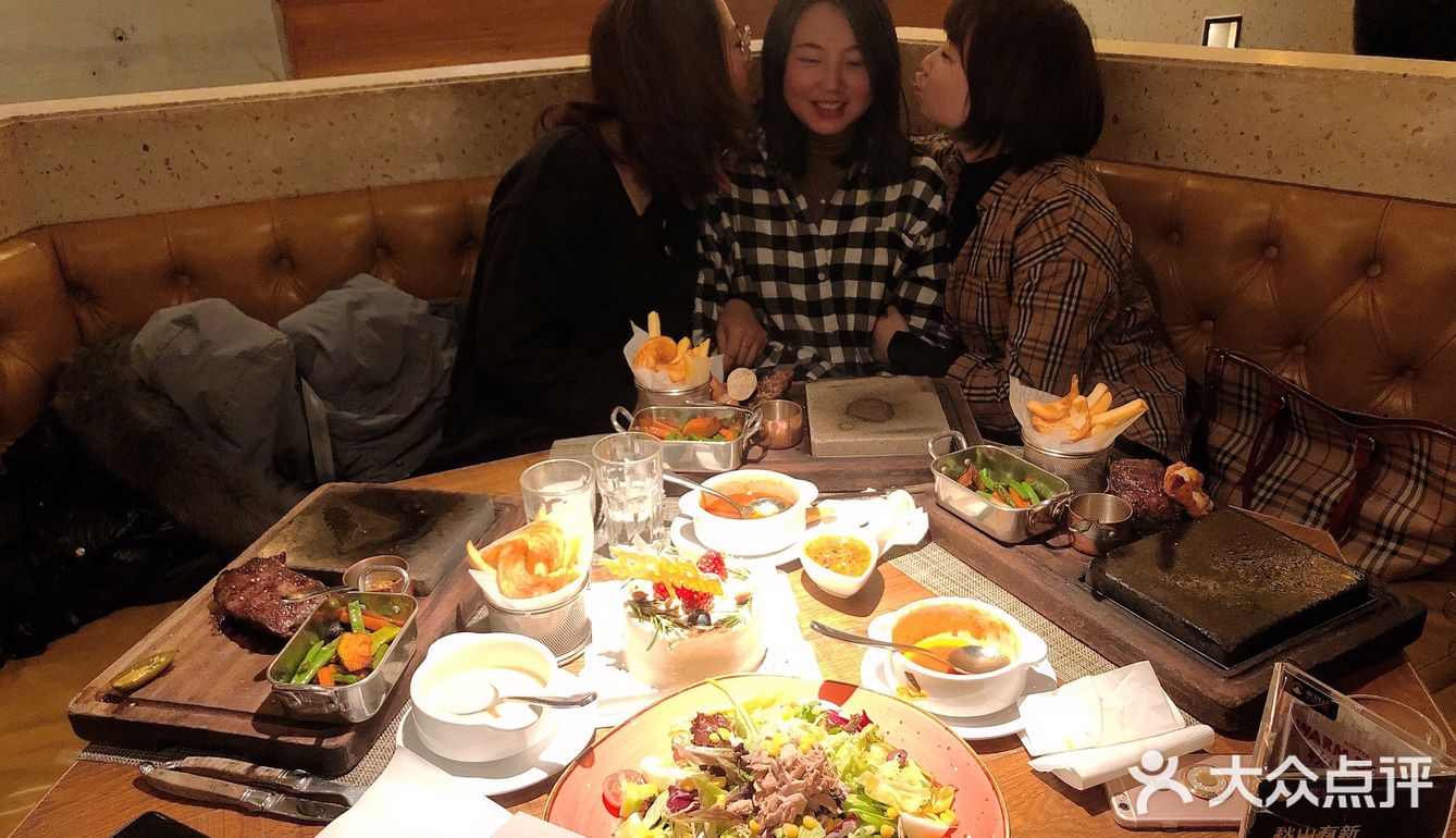 朋友过生日，我们到这里来聚餐，蛋糕店的是白房子家