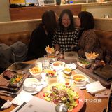 朋友过生日，我们到这里来聚餐，蛋糕店的是白房子家