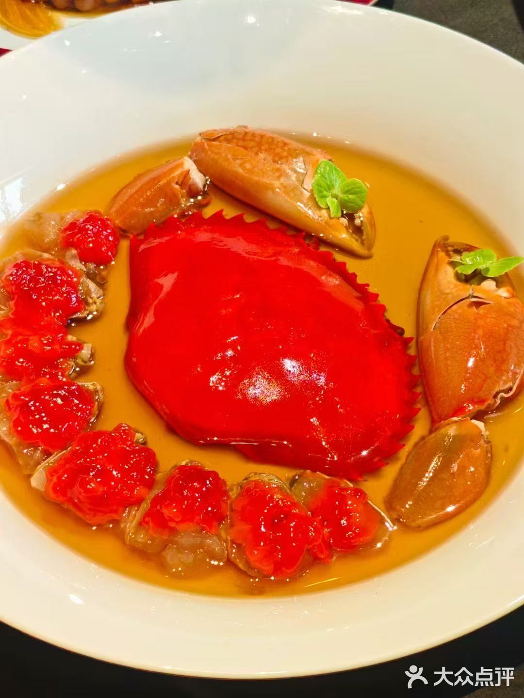 道精美的菜肴— 清蒸大闸蟹，鲜艳的红色，蟹膏饱满