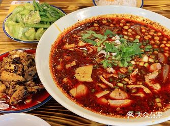 重庆｜藏在梯坎下的肥肠血旺，实惠又好吃