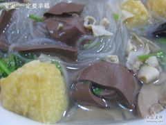 特写，料足-苓记南京鸭血粉丝.皮肚面(县东巷店)