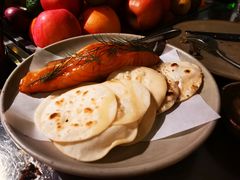 烟熏三文鱼配烤饺子皮和芥末籽酱-BOR Eatery(安福路店)