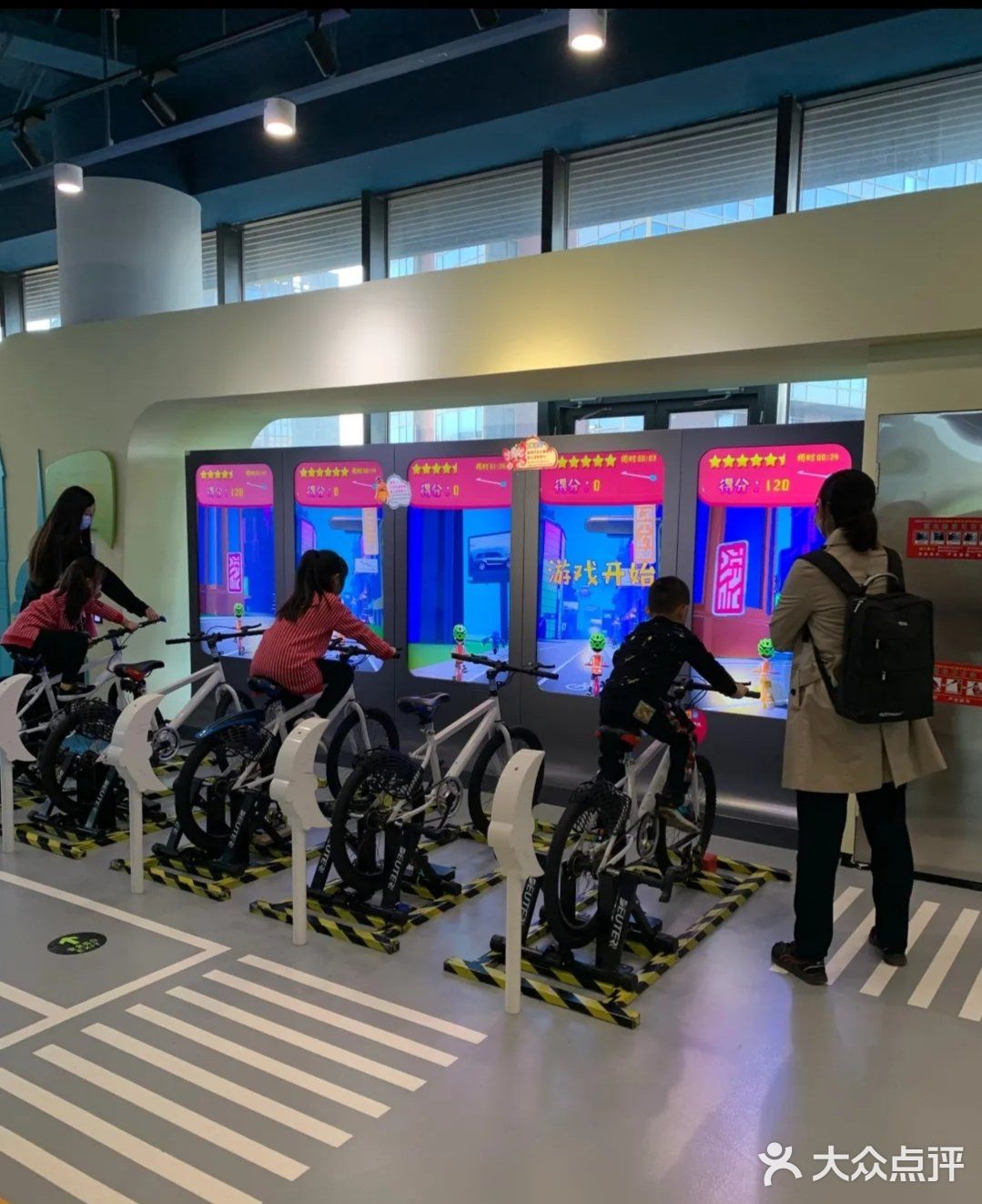 158跟孩子一起体验海盗船的刺激 