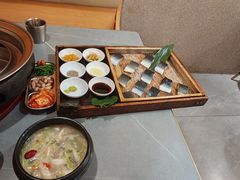 -围炉肉舍•炭烤活鳗•丹东海鲜烤肉(步行街店)