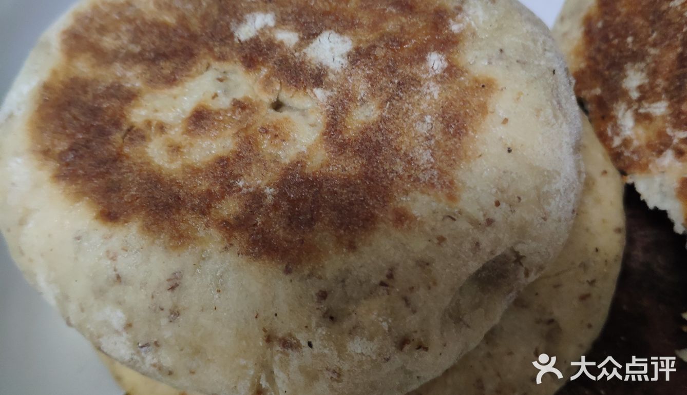 红糖全麦锅盔 饼坯:中筋粉200g,全麦粉50g