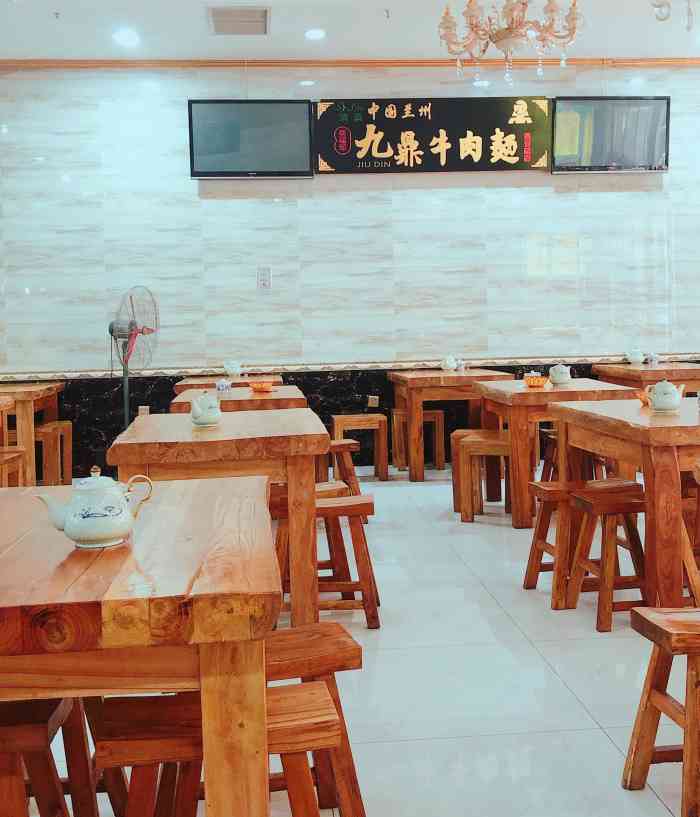 摆福军九鼎兰州牛肉面(西安总店)-"和朋友吃顿便饭,这家清真馆子环境