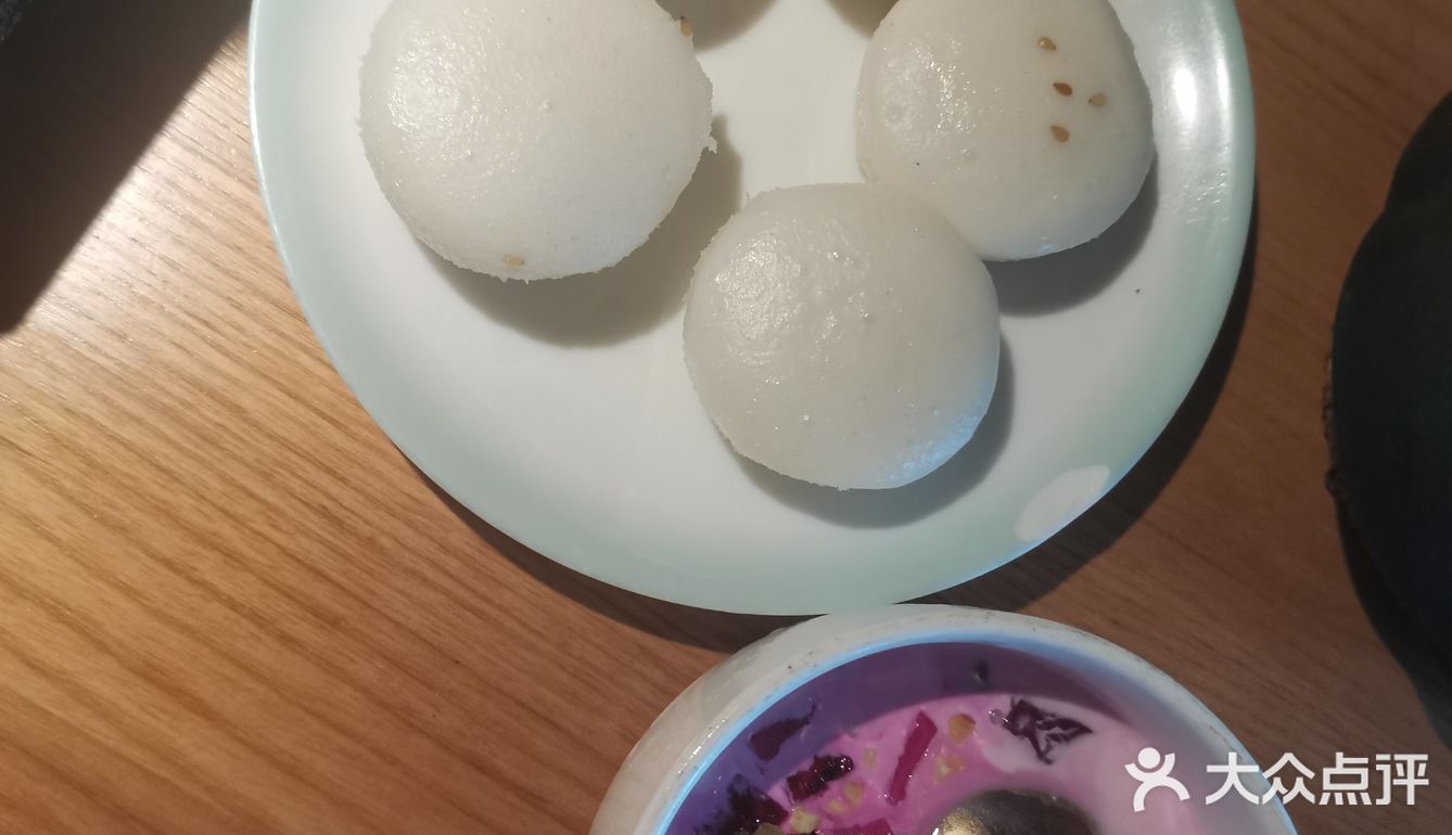 这次吃群光广场店。直升电梯至九楼，出来入目就是门店