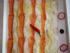 瑞典三文鱼和海鲈鱼切薄片-火车头法国西餐厅