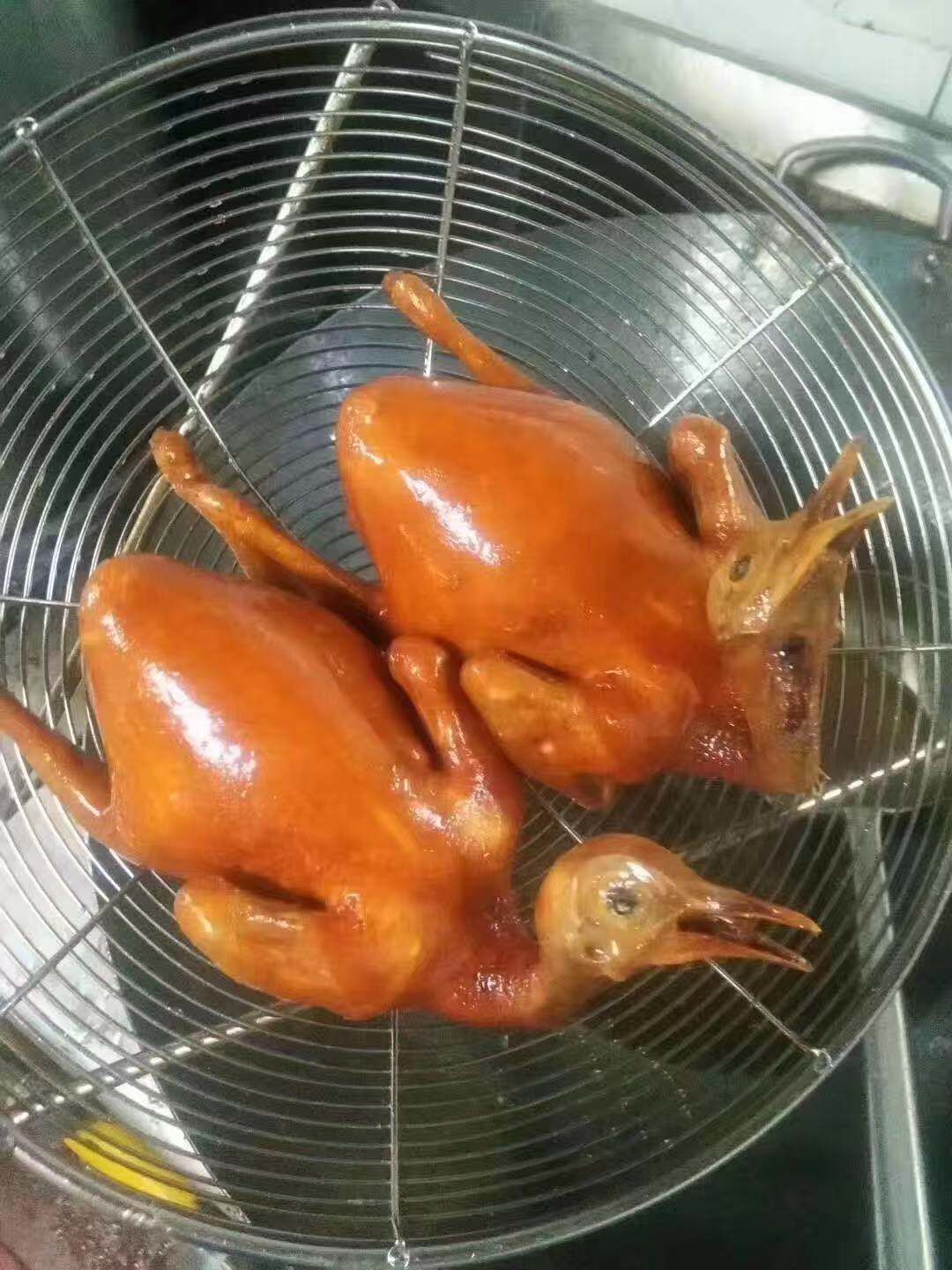 卤鸽是广州特色菜,特别是岐山产的鸽子,味道好