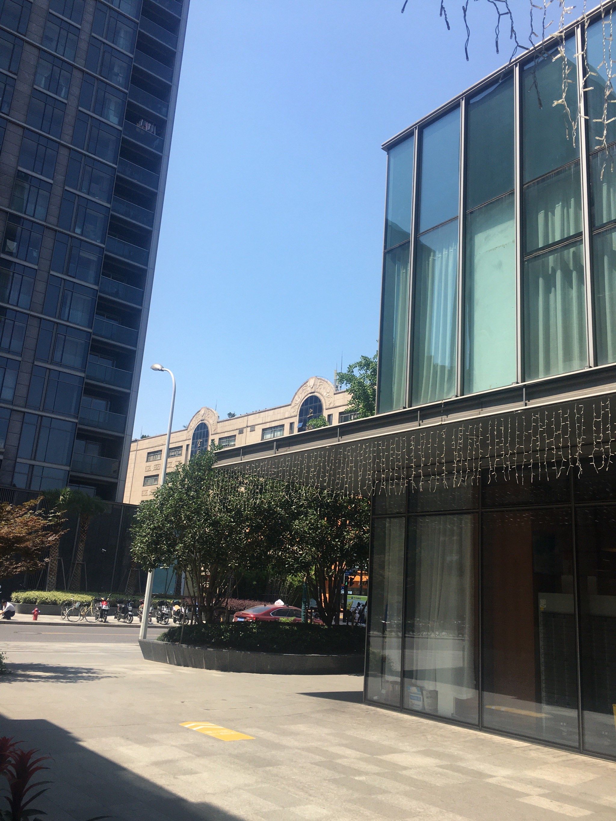 老西门站边新开门的复兴荟