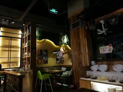 大堂-洪氏嗨捞·广东猪肚鸡·椰子鸡火锅(西咸万象城店)
