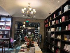 -钟书阁(松江泰晤士小镇店)