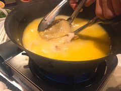 浓厚原只鸡煲花胶汤-鲜入围煮花胶鸡海鲜火锅