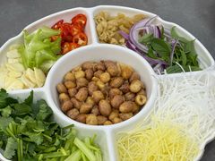 秘制鱼生配菜酱料-官塘原味鱼生·潮菜大排档(潮州总店)