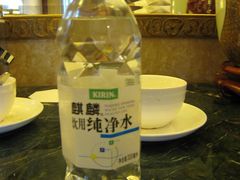套房赠送的纯净水-上海新锦江大酒店