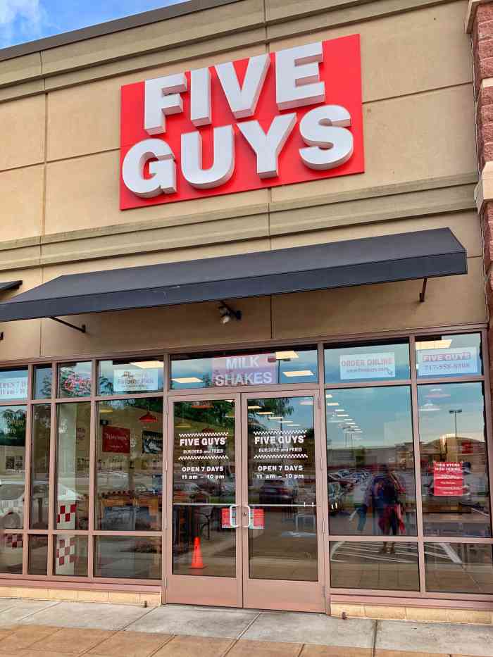 five guys-"这家店是连锁的,墙上是很多分店获得的评奖.