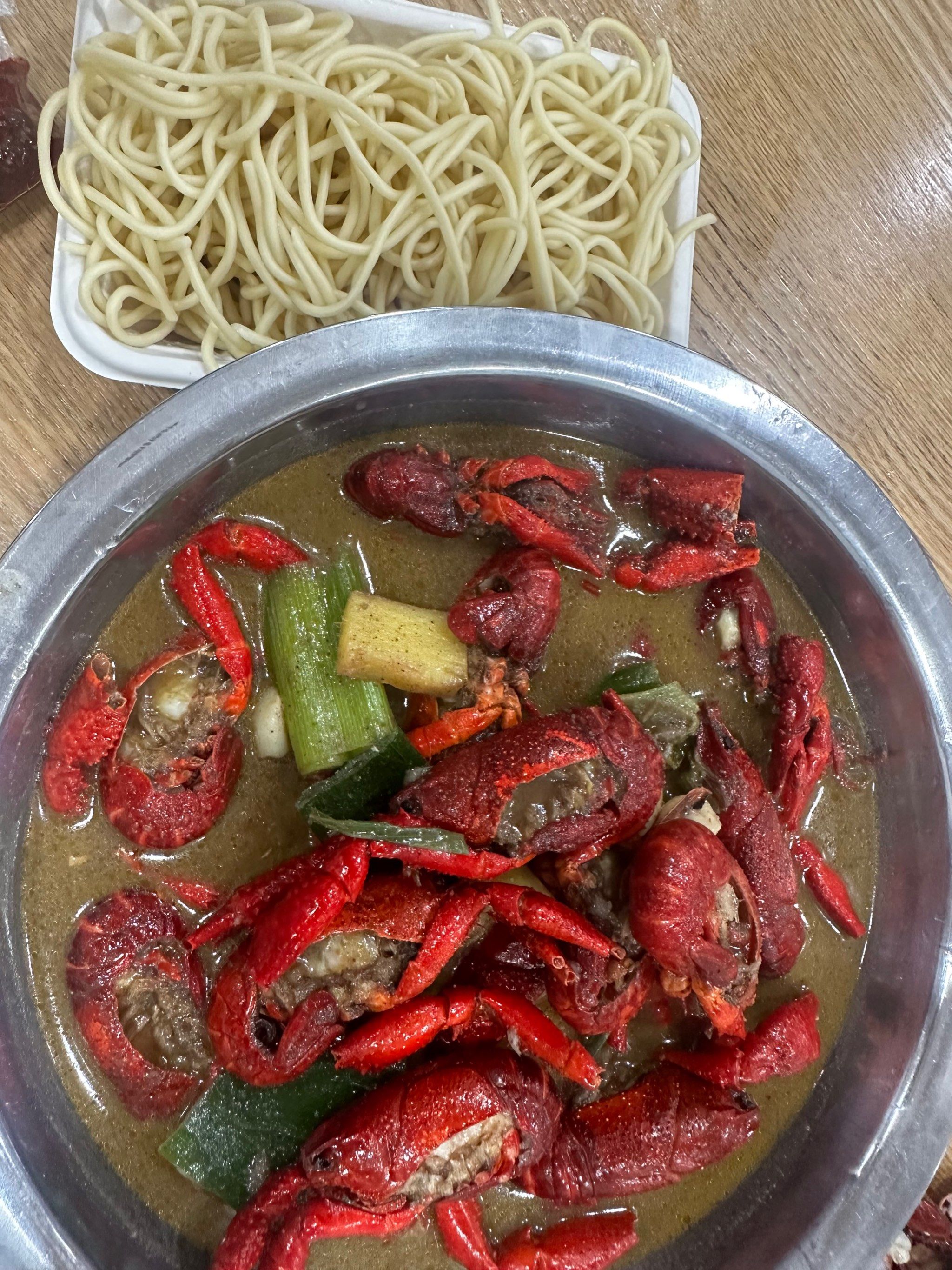 0元玩转这座城
在下关itc旁边的秋林龙虾
门口停的全是s级或者