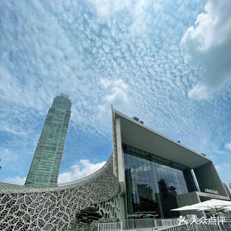 今天带小朋友溜达了一下上海自然博物馆 感慨有二：