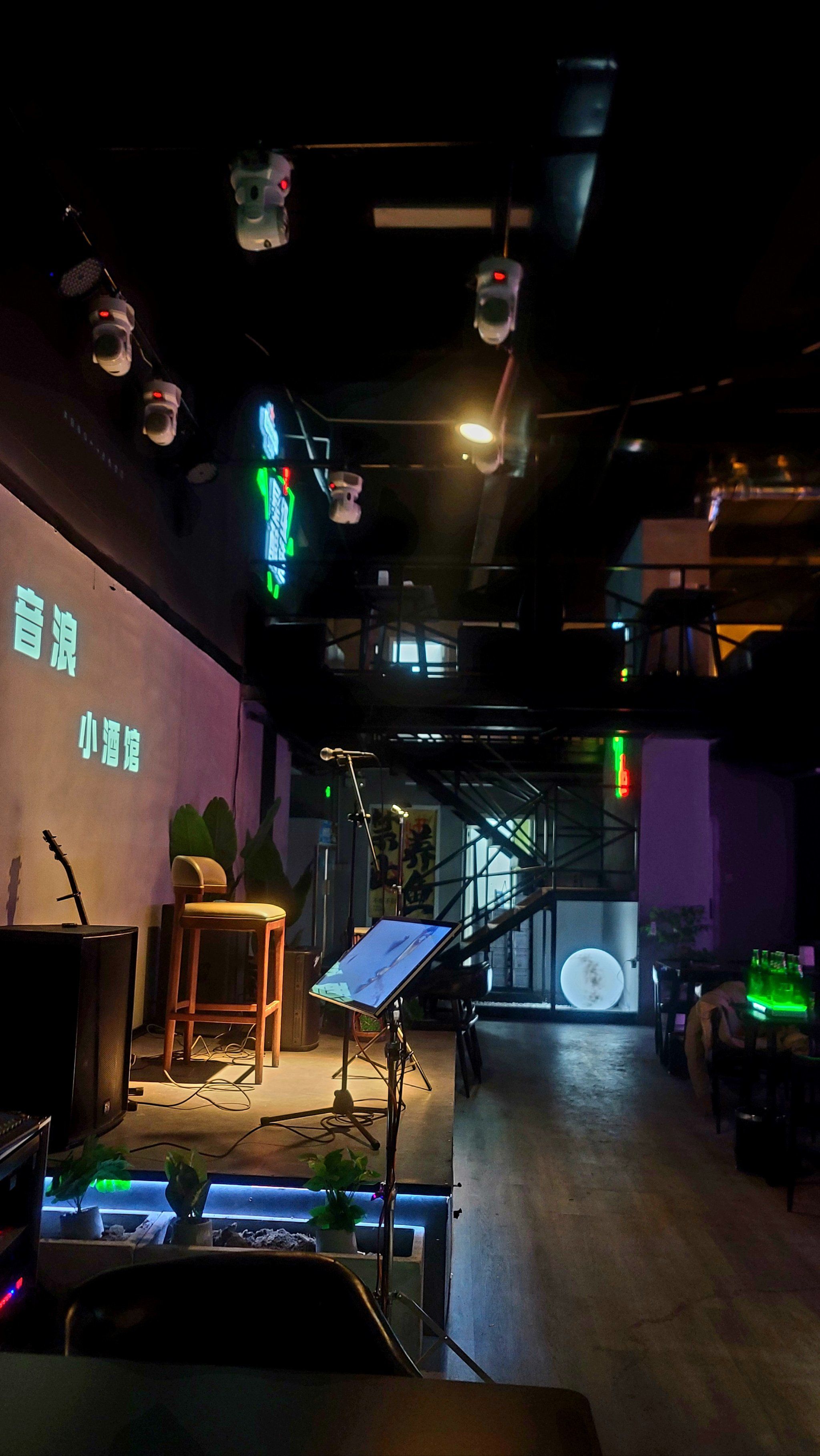 成都自己上舞台唱歌酒吧酒馆的天花板!