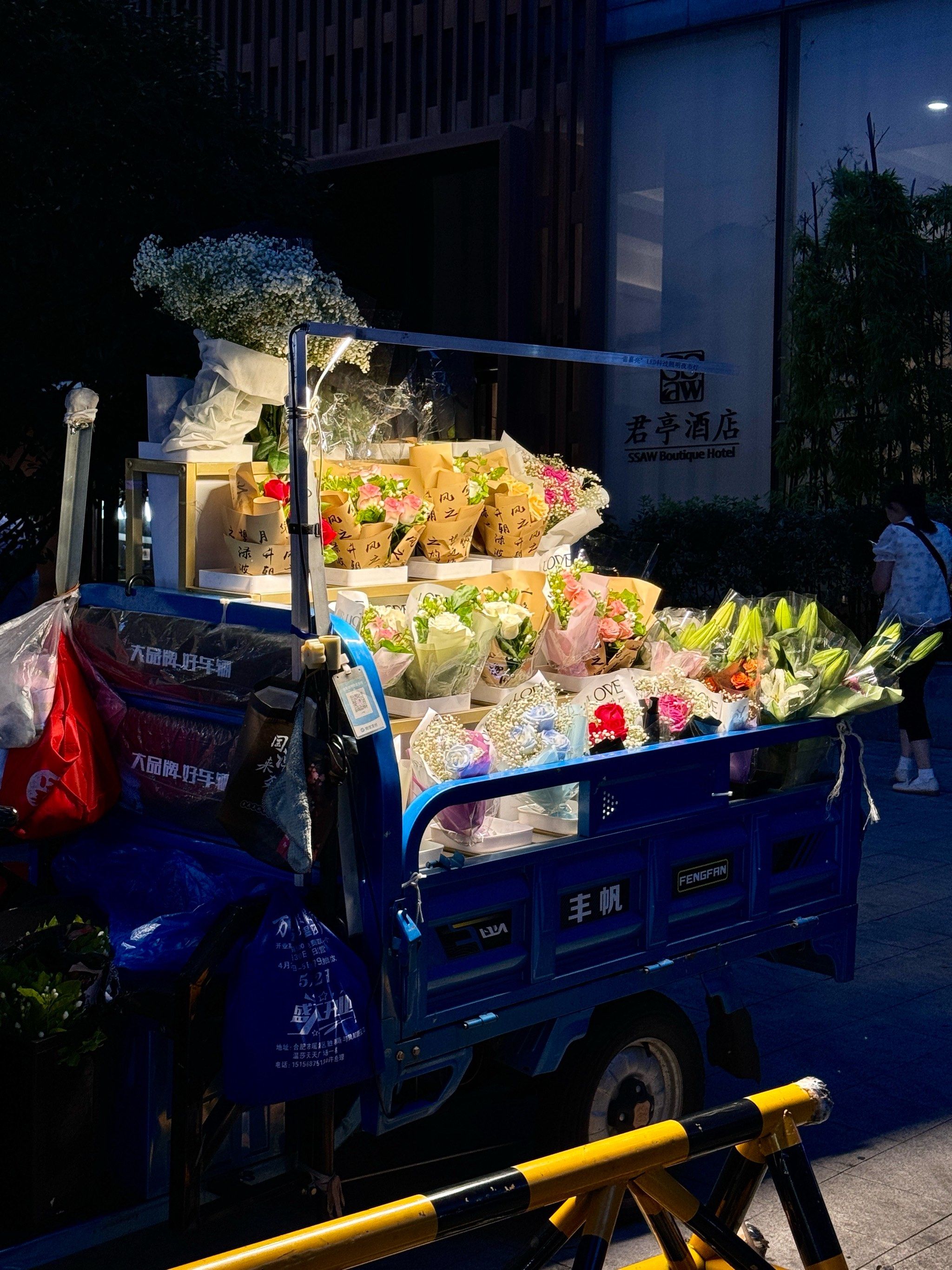 地摊夜市里的烟火艺术