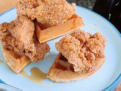 香辣炸鸡配华夫饼-悠航SLOWBOAT(三里屯店)