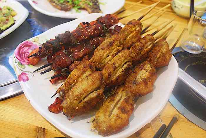 黑哥美食城-"价格偏贵烧烤技术不是很好有烤糊的烤焦.